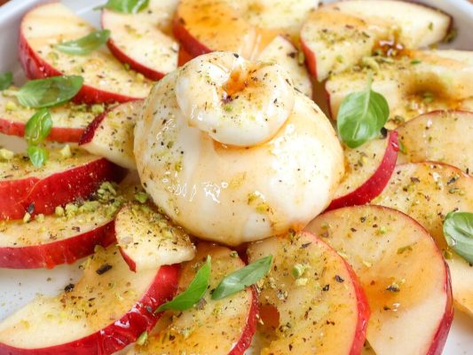 Cosmic Crisp Apple, Burrata & Hot Honey_crop